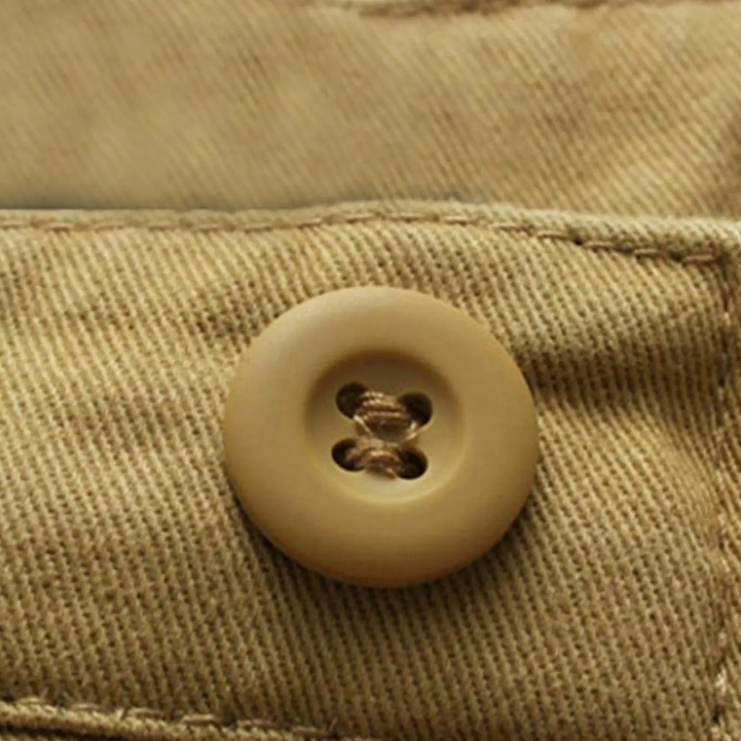 SHORT MILITAIRE AVEC POCHES PRATIQUES