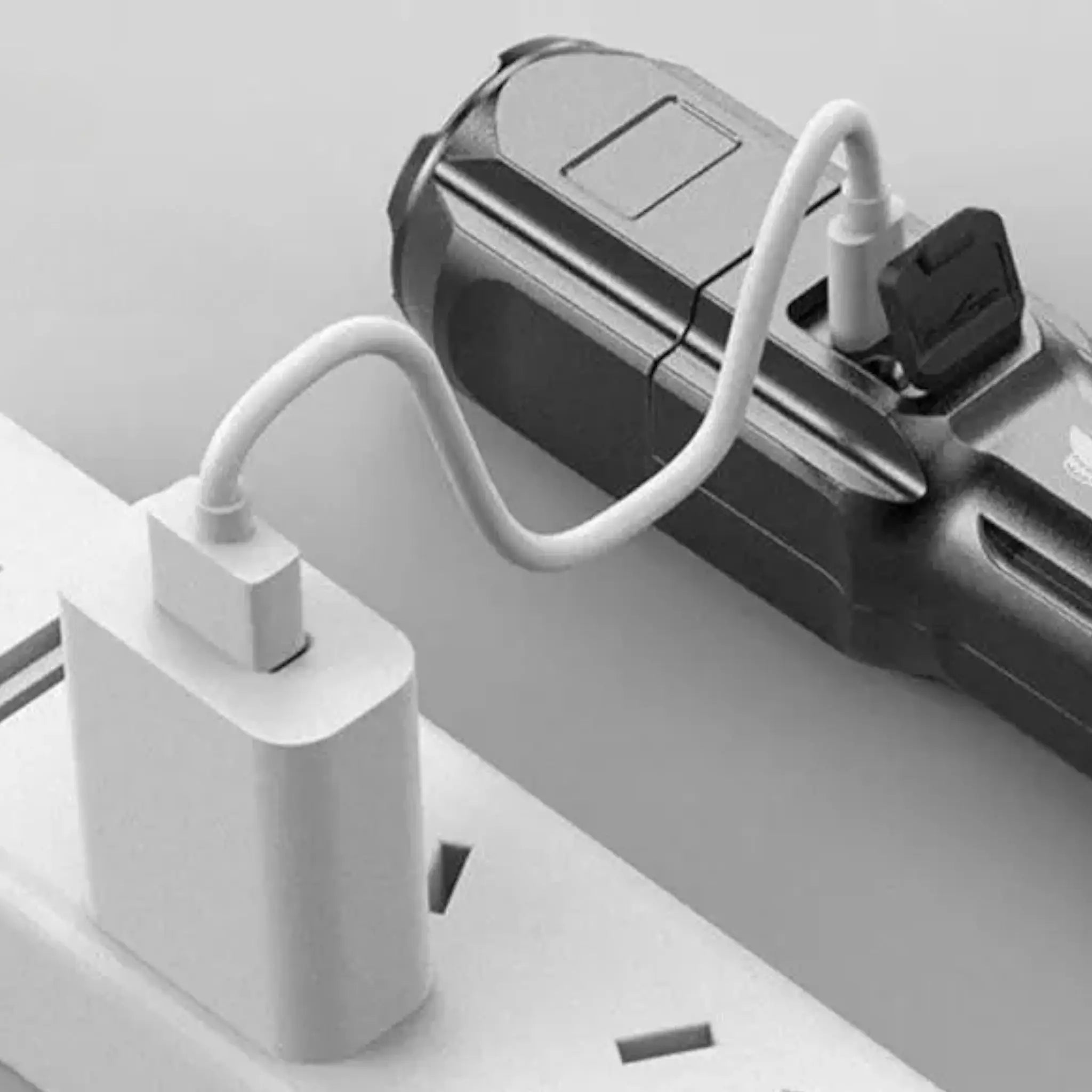 Lampe torche militaire rechargeable