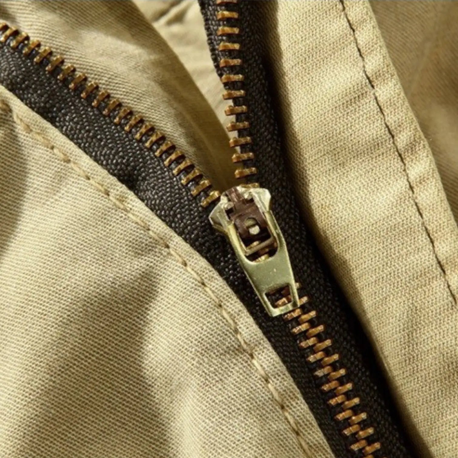SHORT MILITAIRE AVEC EFFET FROISSÉ